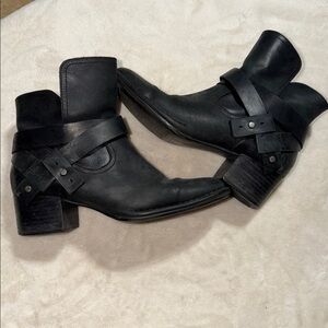 UGG Elysian Women’s Ankle Boot Size 8